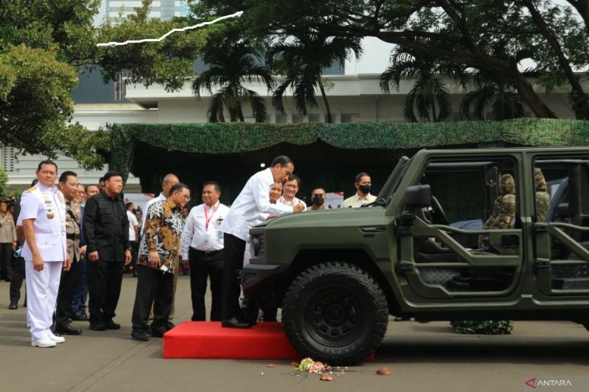 Presiden Jokowi menamai kendaraan taktis produksi dalam negeri "Maung"