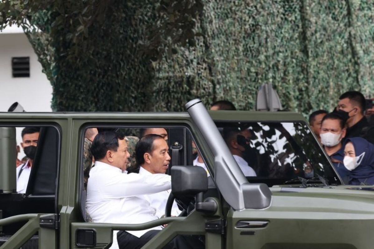 Menhan Prabowo Subianto sopiri Presiden tinjau pameran alutsista di Rapim Kemhan 2023