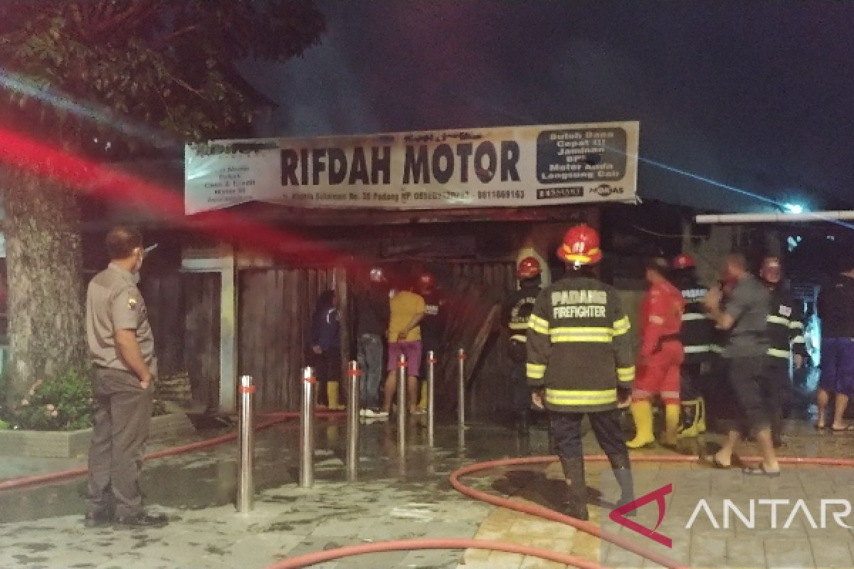 Kebakaran di Jalan Khatib Sulaiman Padang hanguskan dua petak toko dan puluhan sepeda motor