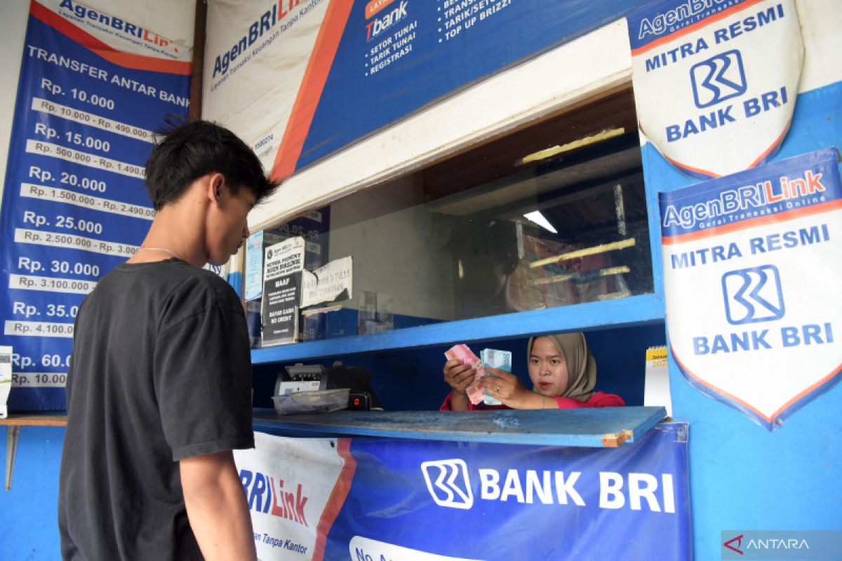 Digitalisasi layanan dan dampaknya terhadap karyawan perbankan