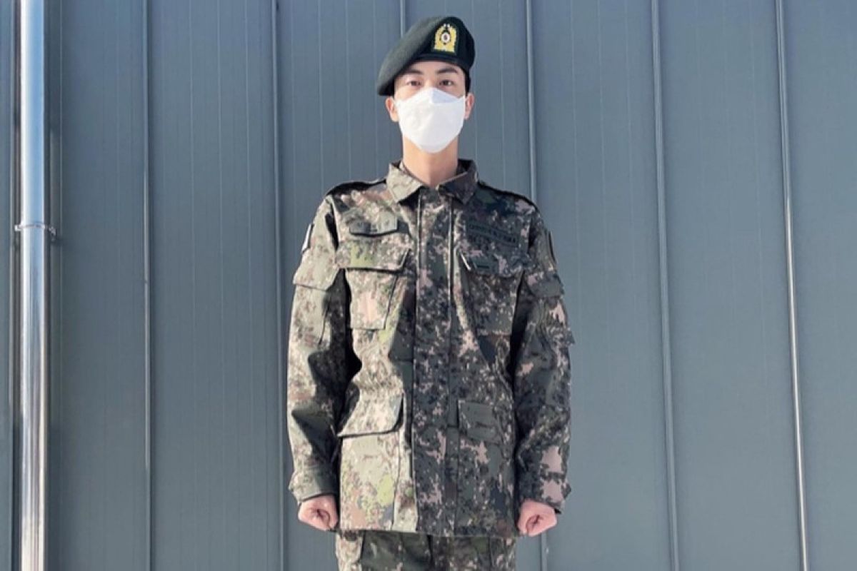 Info terbaru, Jin BTS selesaikan wajib militer besok