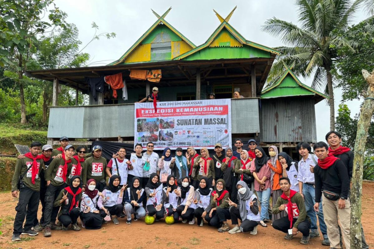 Sunatan massal digelar mahasiswa FK UMI di pedalaman Kabupaten Barru