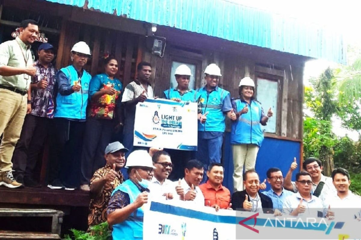 Warga Adoki Biak dapat penyambungan listrik gratis PT PLN