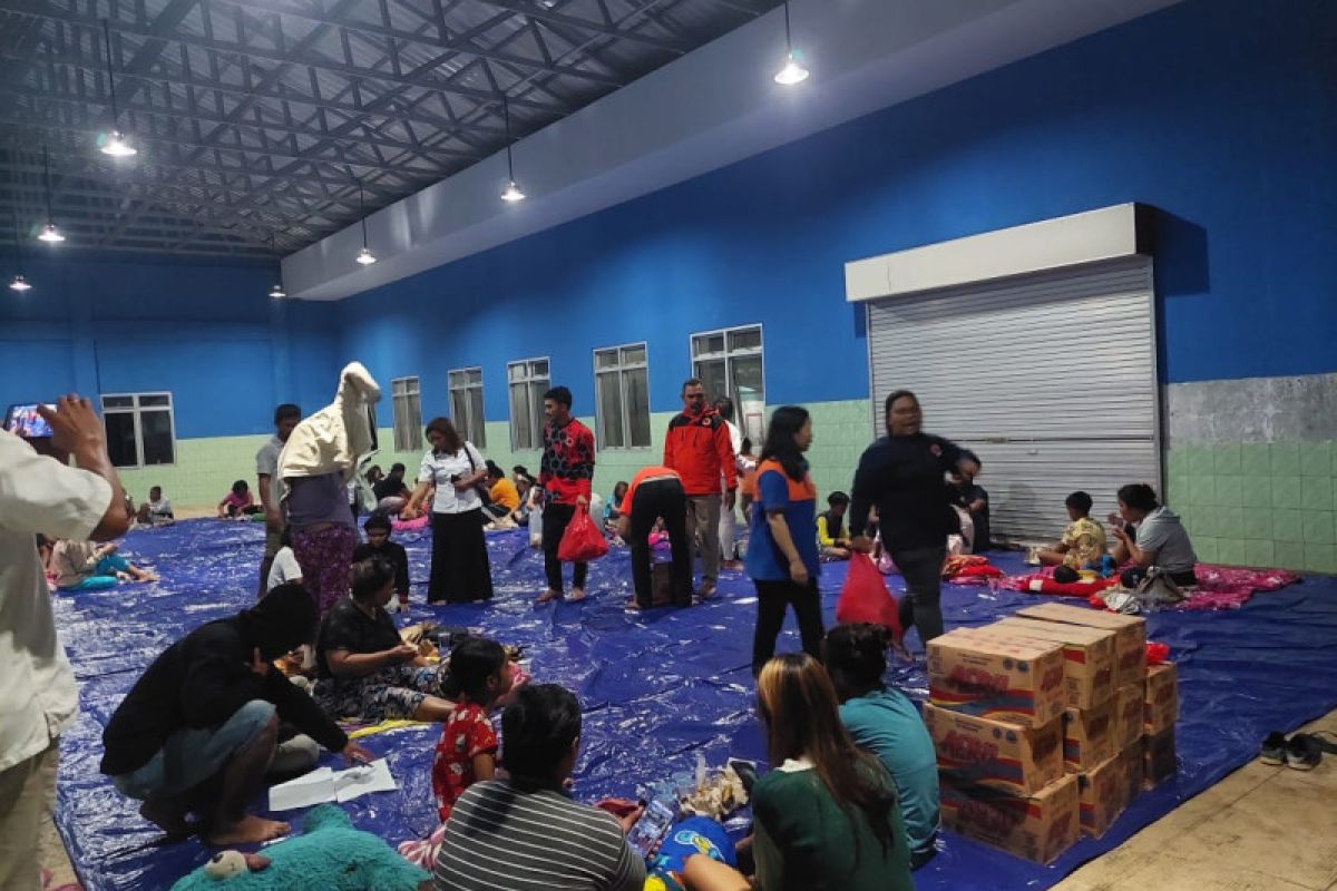Puluhan warga di Halmahera Utara mengungsi akibat rob
