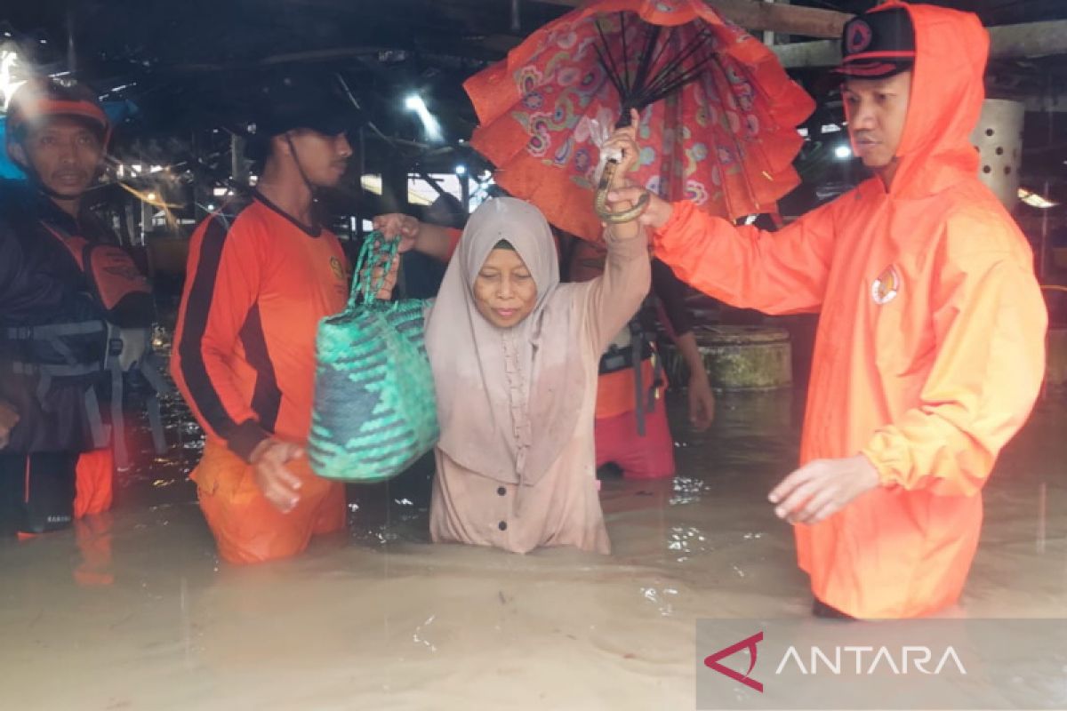 BPBD Bangka Barat membantu evakuasi warga terdampak banjir di Parittiga