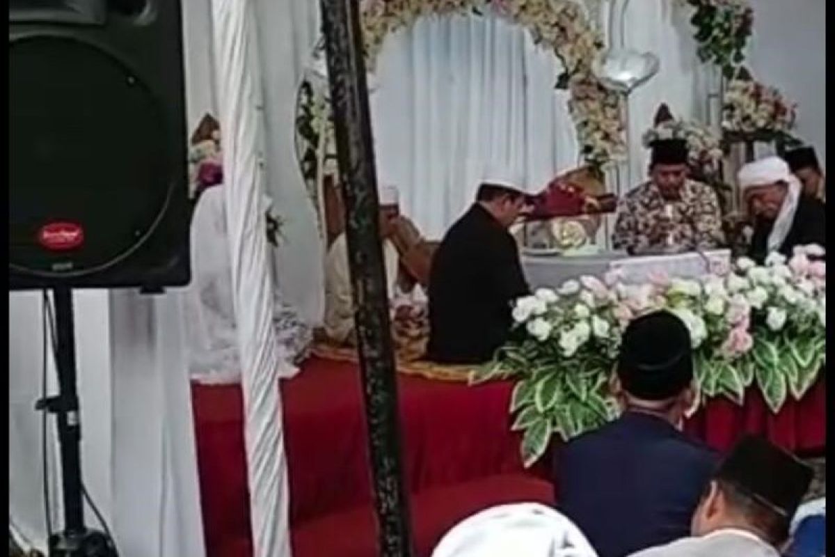 Geger, pasangan pengantin di Lombok Tengah ini menikah dengan mas kawin "Kain Kafan"