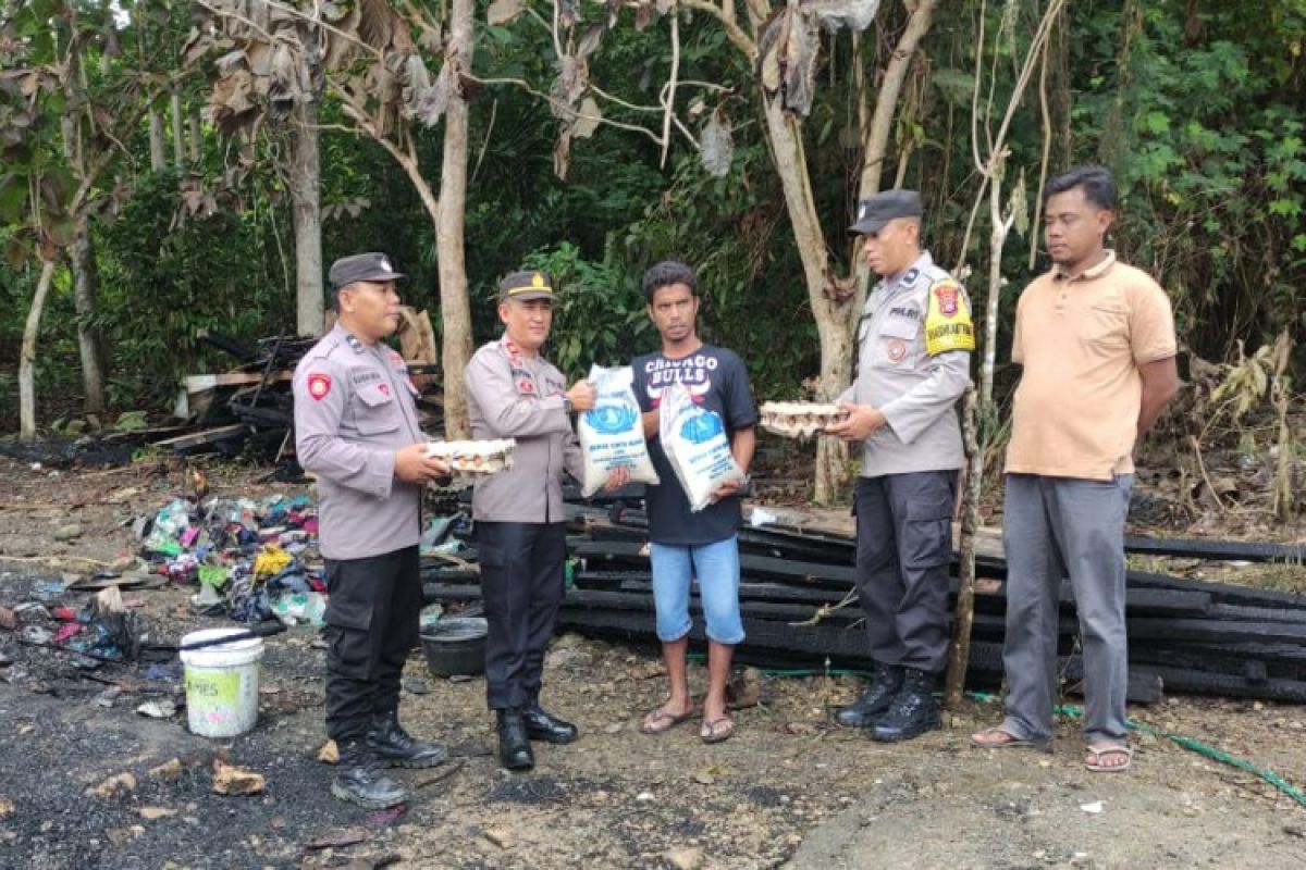 Polsek Bungi Baubau memberi bantuan sembako korban kebakaran