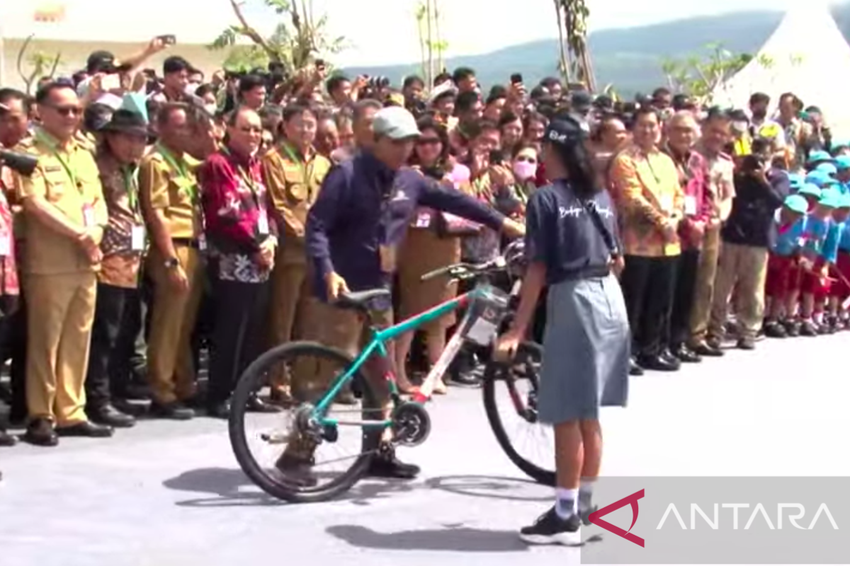 Momen Jokowi bagi-bagi sepeda saat resmikan Bendungan Kuwil Kawangkoan