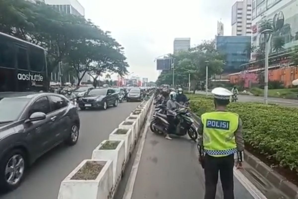 Polda Metro Jaya berikan teguran pengendara motor masuk jalur sepeda