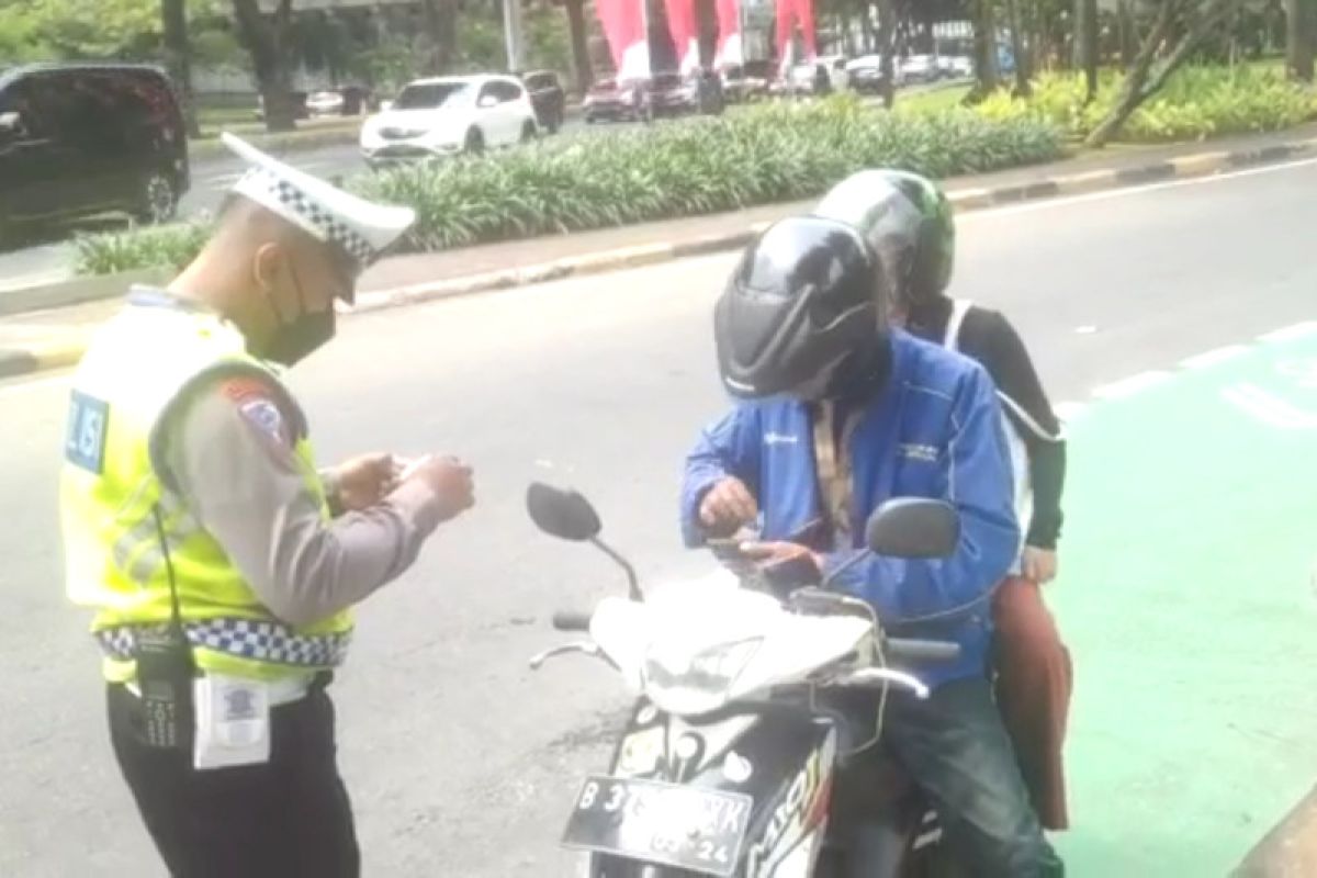 Polda Metro Jaya menindak sepeda motor yang melaju di jalur cepat