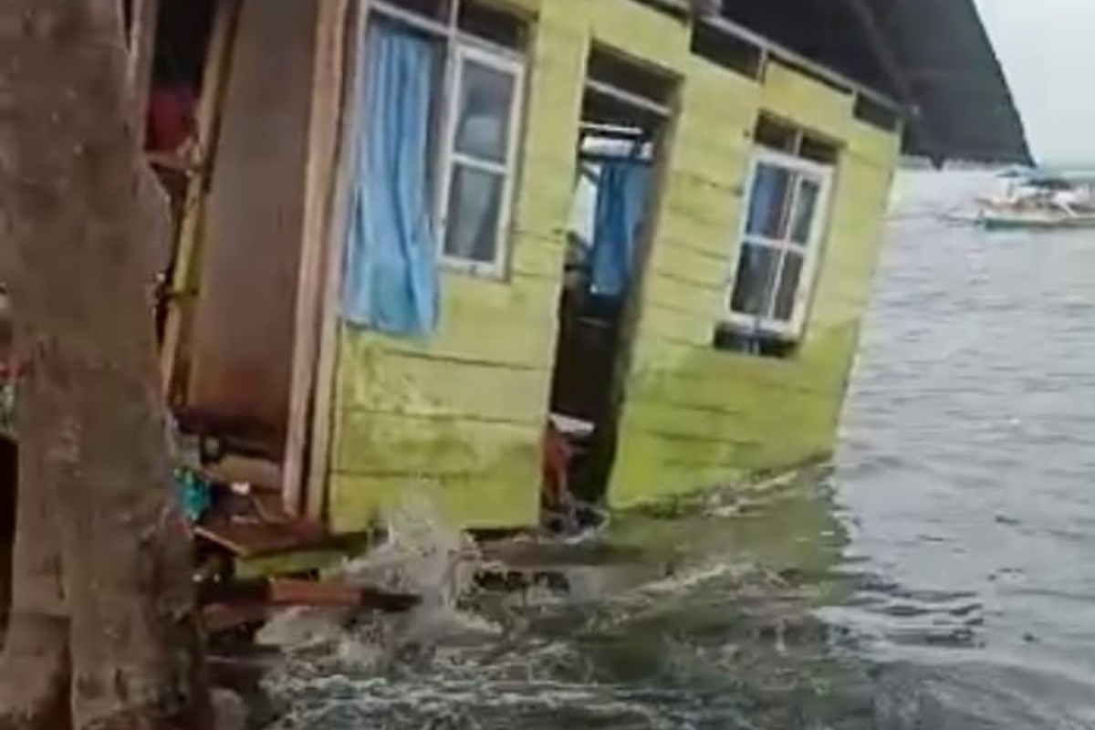 Belasan rumah warga Halmahera Utara terdampak banjir rob