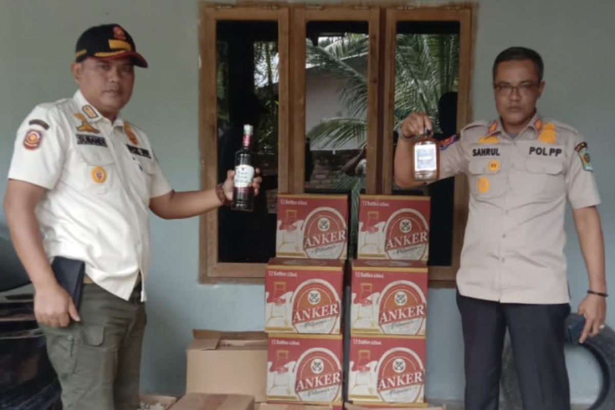 Satpol PP Siak amankan ratusan botol miras dari rumah seorang warga