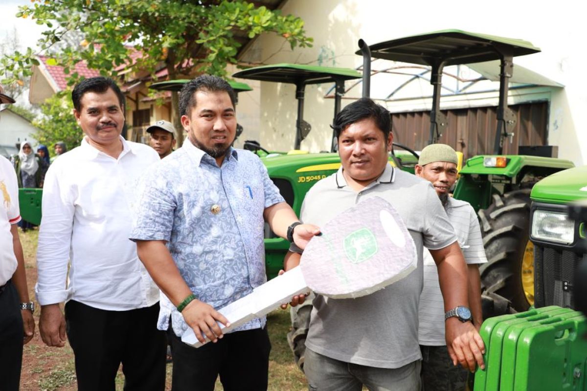 Maksimalkan sektor pertanian, Petani Aceh Besar dapat bantuan alat mesin pertanian