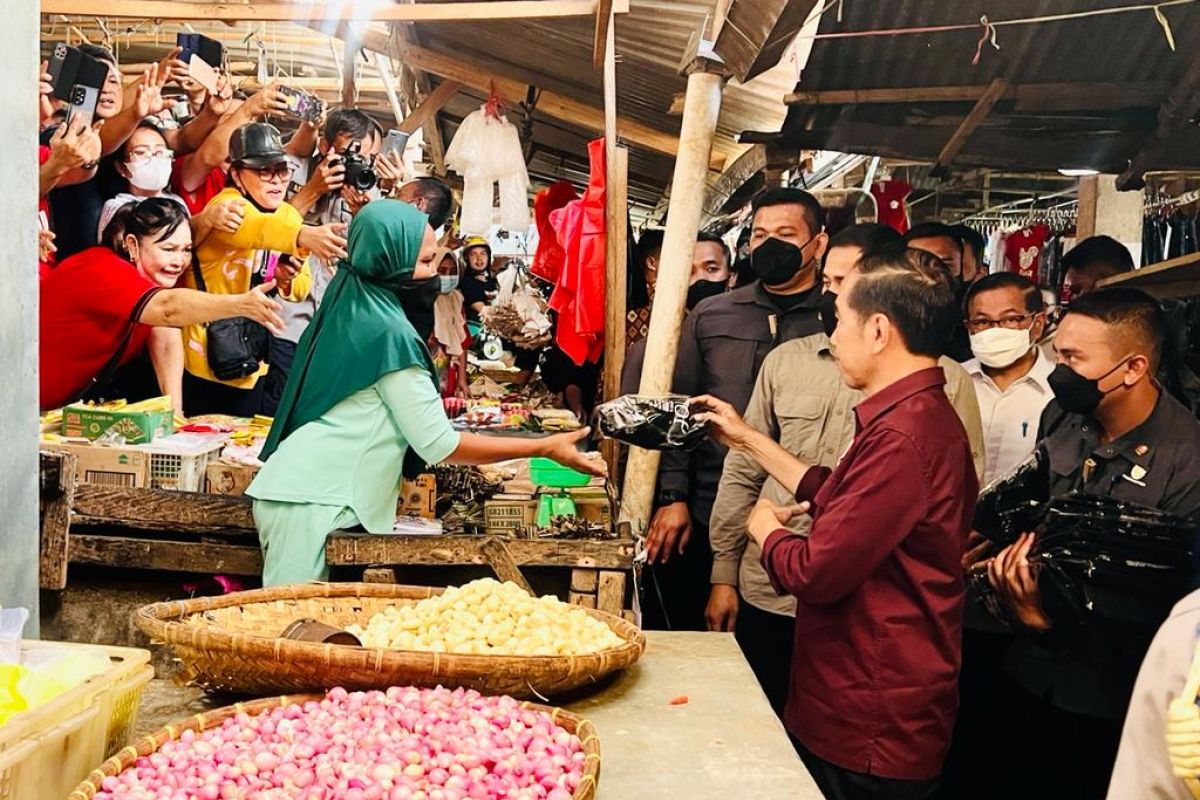 Presiden Jokowi menyapa warga di Airmadidi, Minahasa Utara