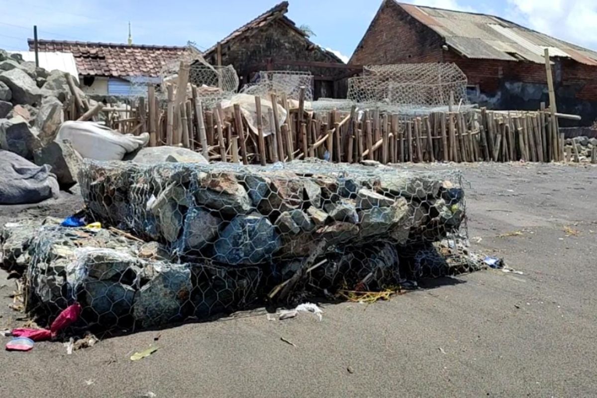 Pemkot Mataram menunda lanjutan pemasangan beronjong di Mapak Indah