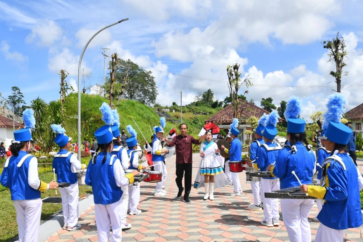 Atraksi pelajar meriahkan peresmian bendungan oleh Presiden Jokowi di  Minahasa