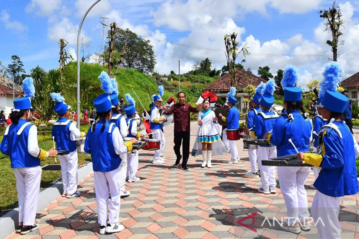 Atraksi pelajar meriahkan peresmian bendungan oleh Presiden Jokowi