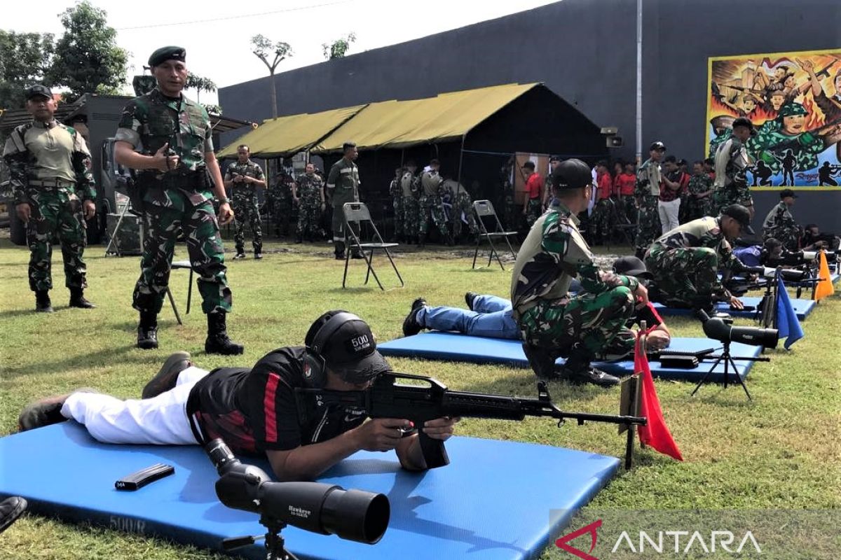 Pangdam V/Brawijaya tes kemampuan wartawan menembak gunakan laras panjang