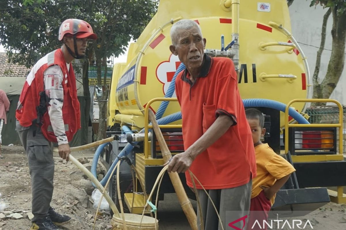 15 truk tangki air PMI masih terus bergerak salurkan bantuan air bersih di Cianjur