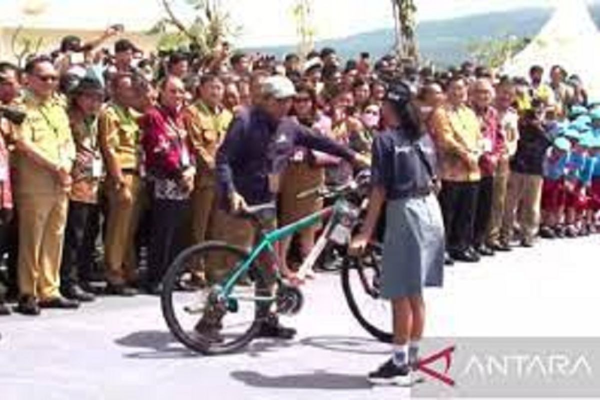 Presiden Jokowi bagikan sepeda saat resmikan Bendungan Kuwil Kawangkoan