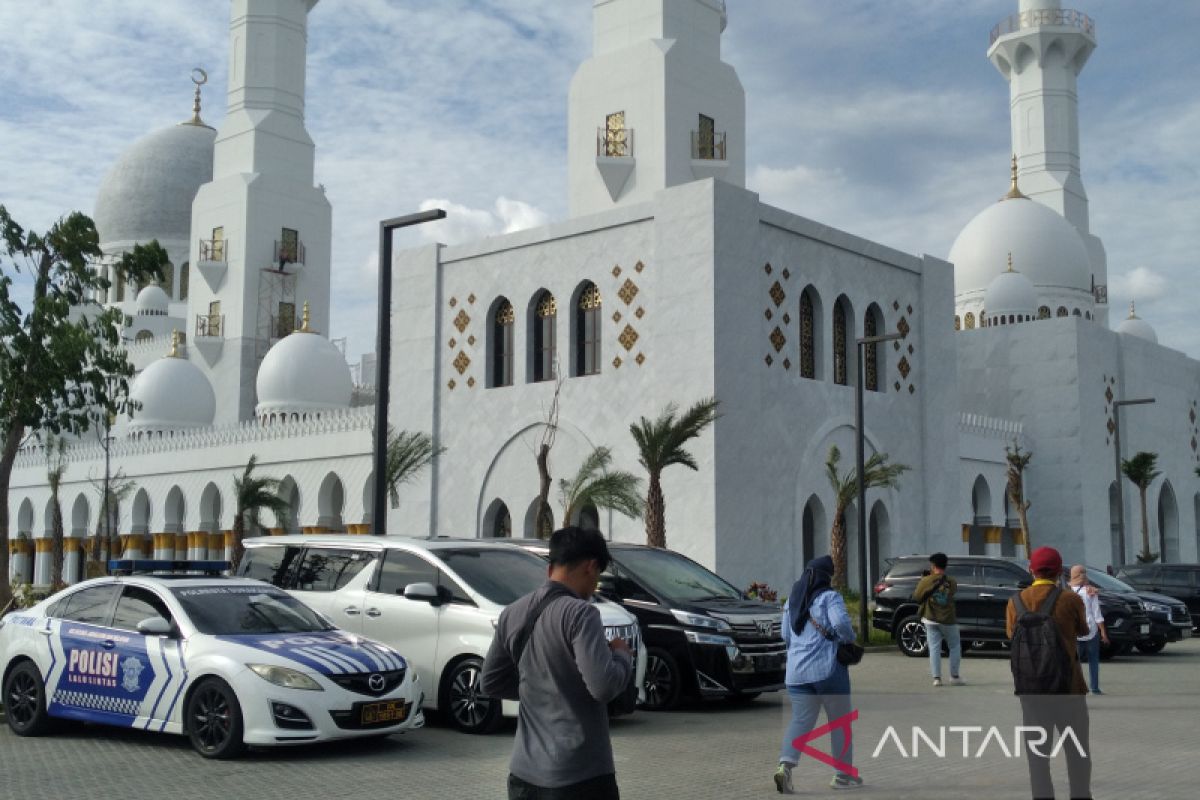 Pengunjung Masjid Sheikh Zayed ribuan meski belum buka