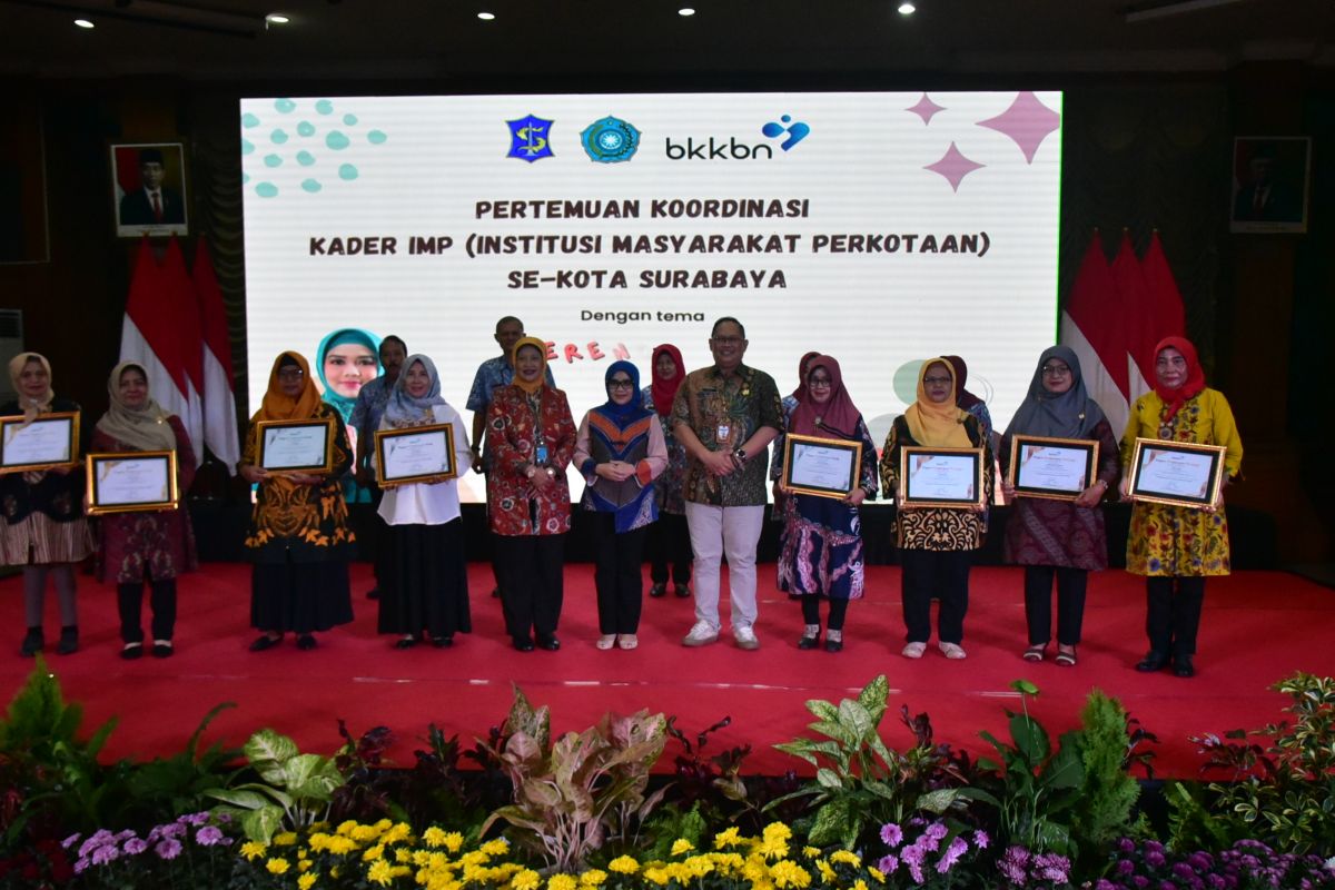 Pemkot serahkan 193 penghargaan BKKBN untuk kader IMP Surabaya