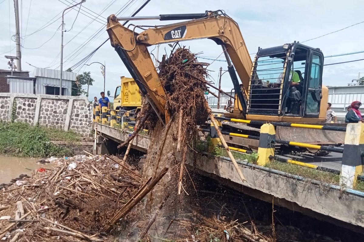 BPBD dan DPUPR Kota Madiun bersihkan sampah sungai cegah banjir