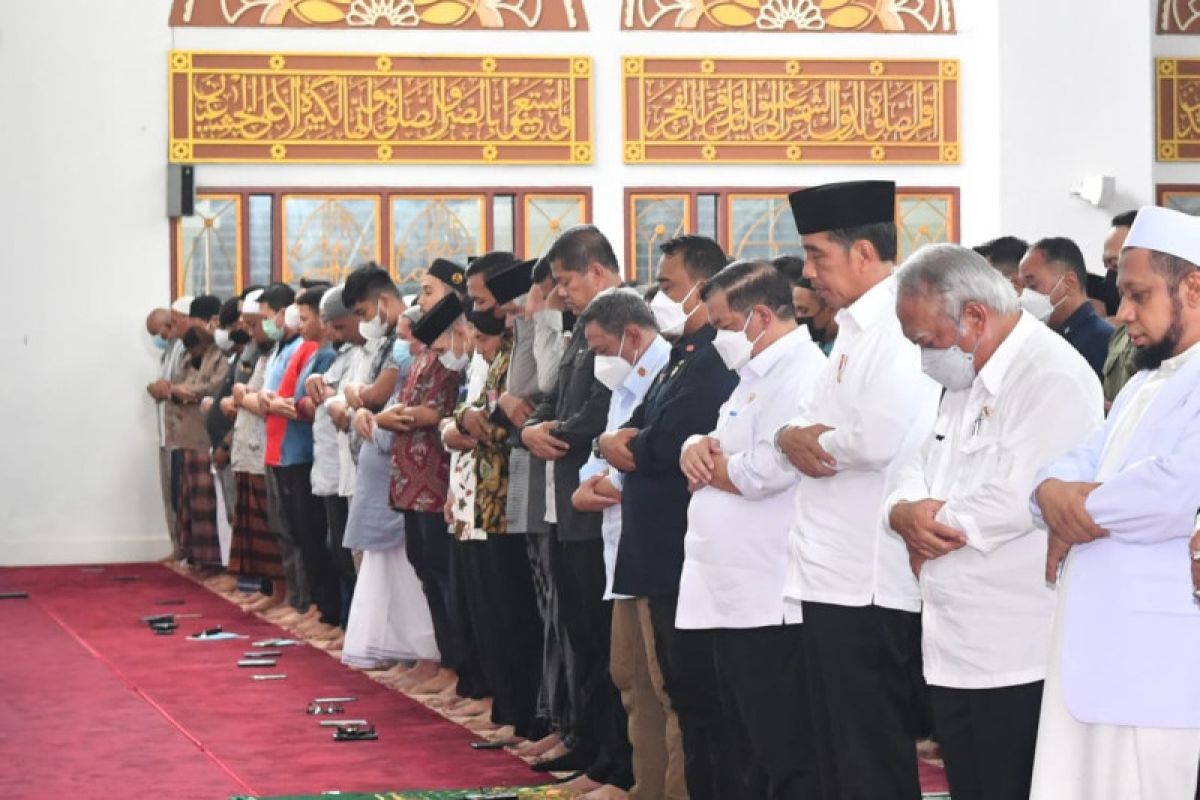 Presiden Shalat Jumat sembari resmikan penataan Masjid Ahmad Yani