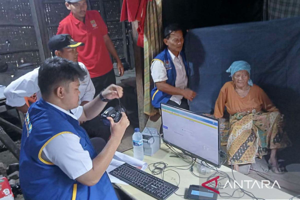 Petugas datangi lansia hingga ODGJ guna rekam data penduduk di Bekasi