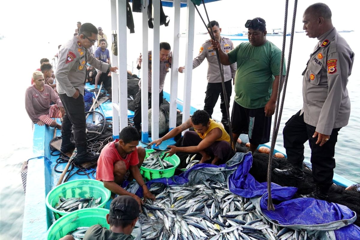 Wakapolda Maluku imbau nelayan pantau informasi BMKG antisipasi cuaca buruk