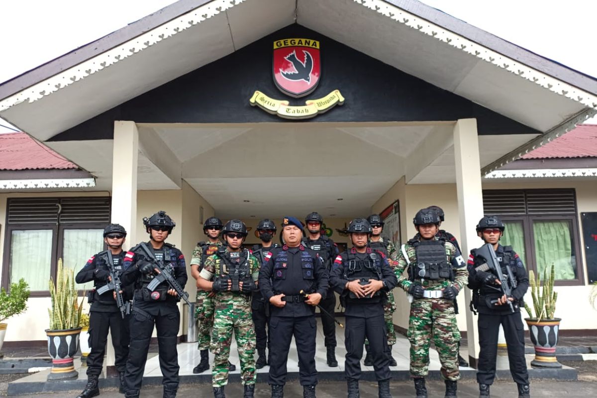 Polri dan TNI patroli bersama di kelenteng Pontianak jelang Hari Raya Imlek