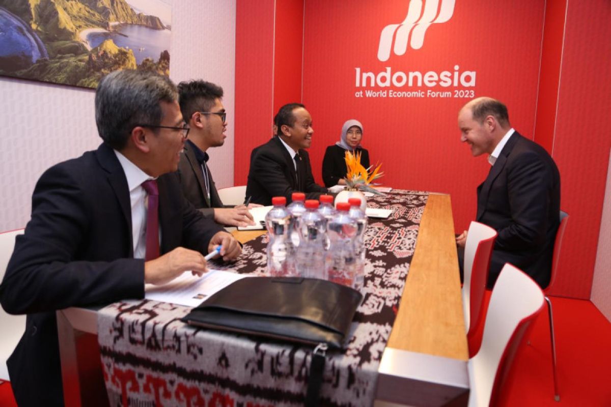 Minister explores investment plan with Takeda for dengue fever vaccine
