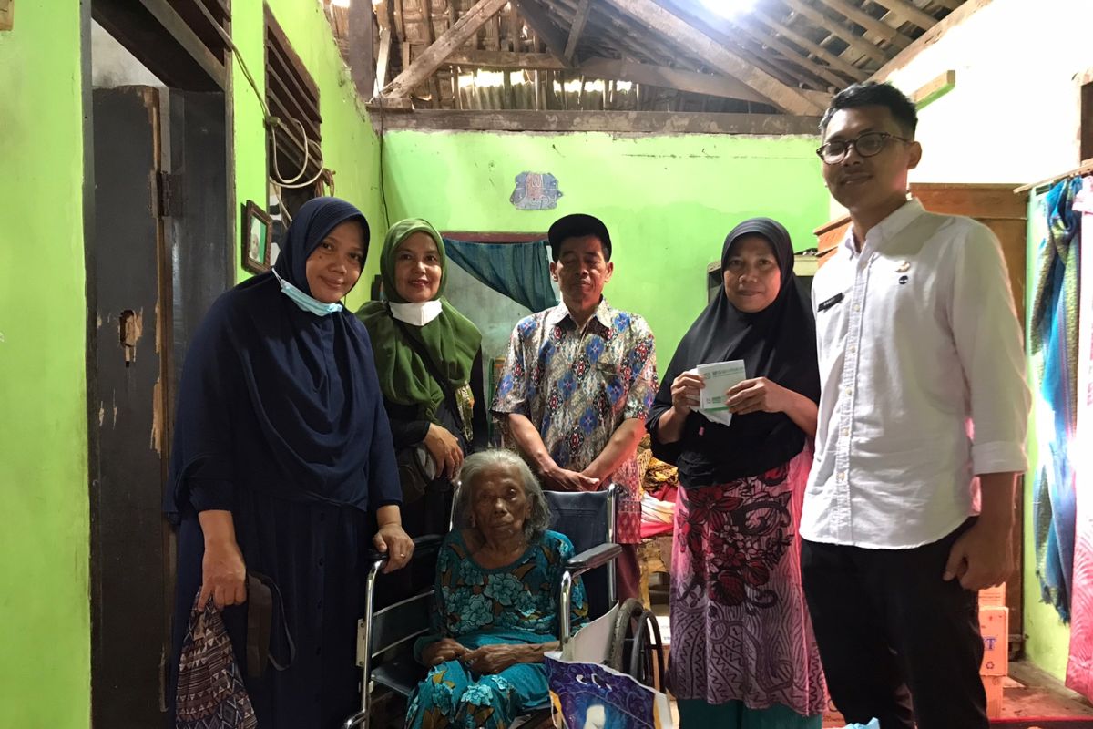 Dinsos Kabupaten  Tangerang salurkan bantuan kepada lansia telantar