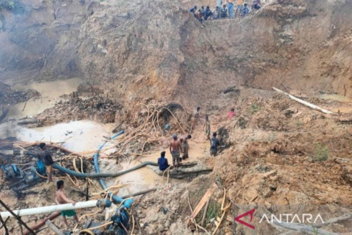 Dua penambang emas di Mandailing Natal tewas tertimbun longsor