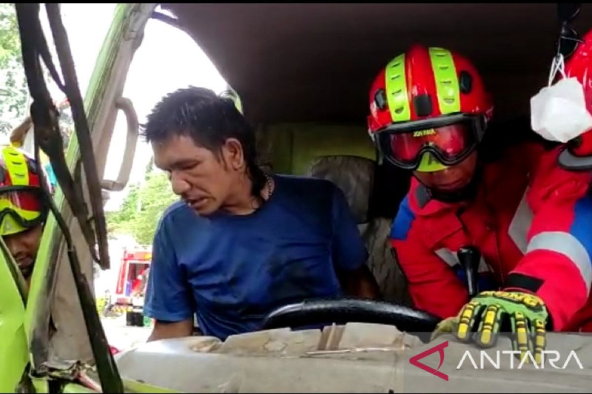 Petugas Gulkarmat evakuasi korban terjepit mobil di Jakarta Timur