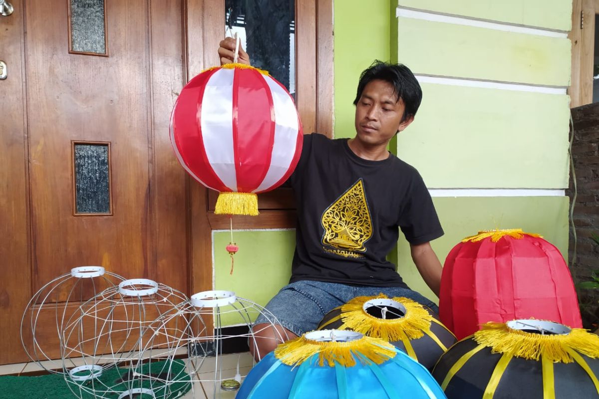 Perajin lampion di Ponorogo kewalahan terima order jelang Imlek