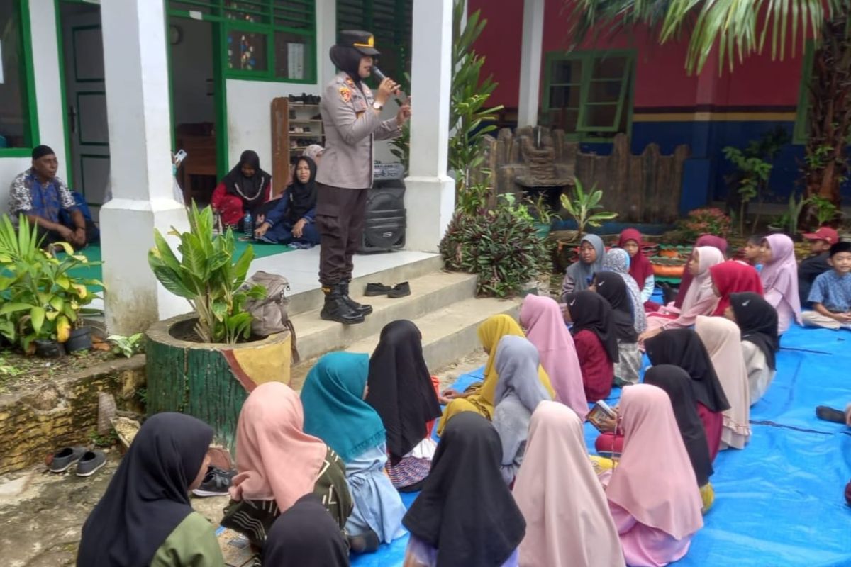 Polsek Sorawolio Baubau edukasi anak SD dalam menjaga keamanan diri