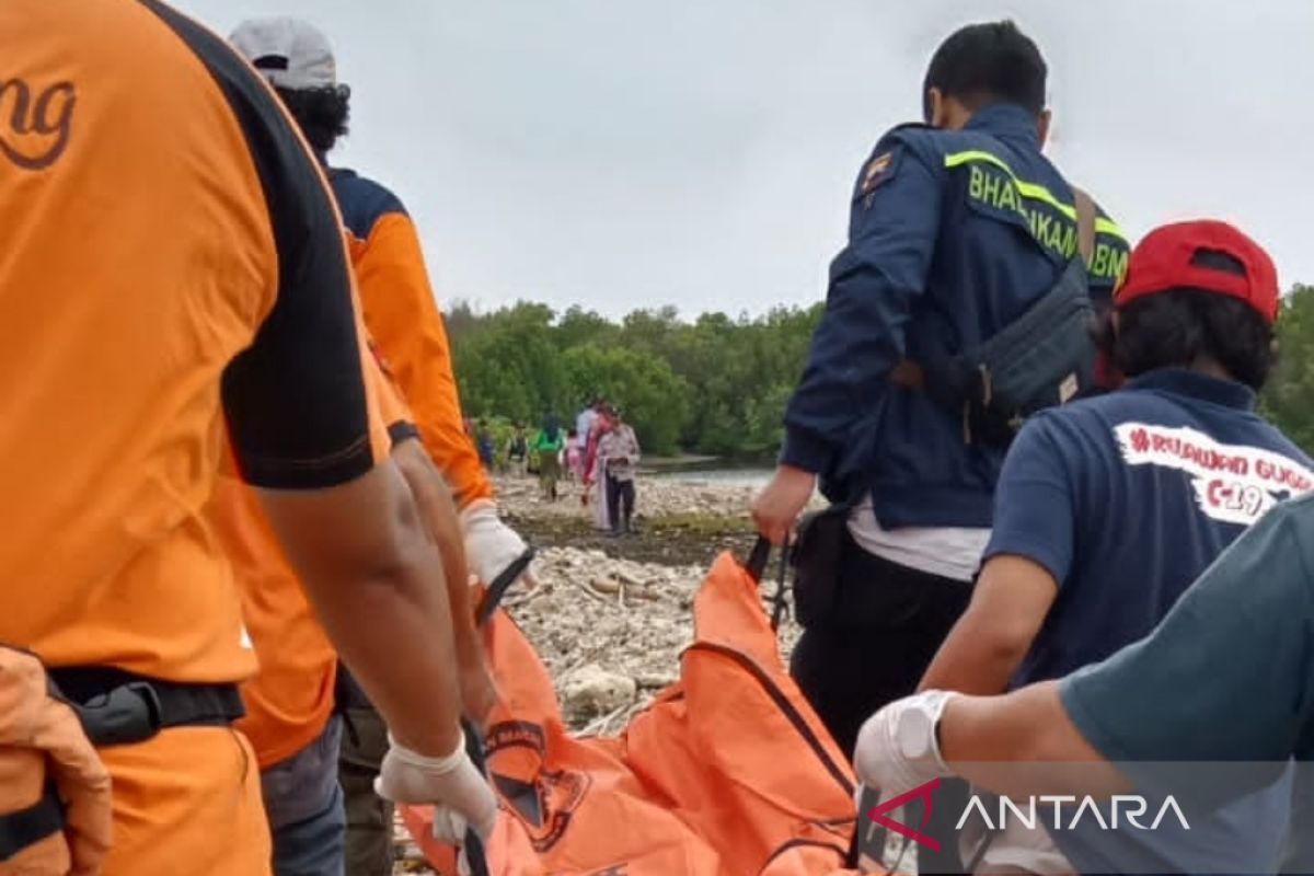 BPBD Jepara mengevakuasi mayat nelayan asal Demak di Pantai Pailus