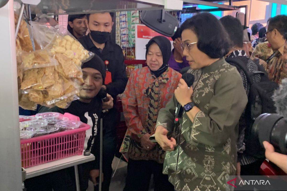 Risma dan Sri Mulyani ke Malang salurkan bantuan untuk kelompok rentan