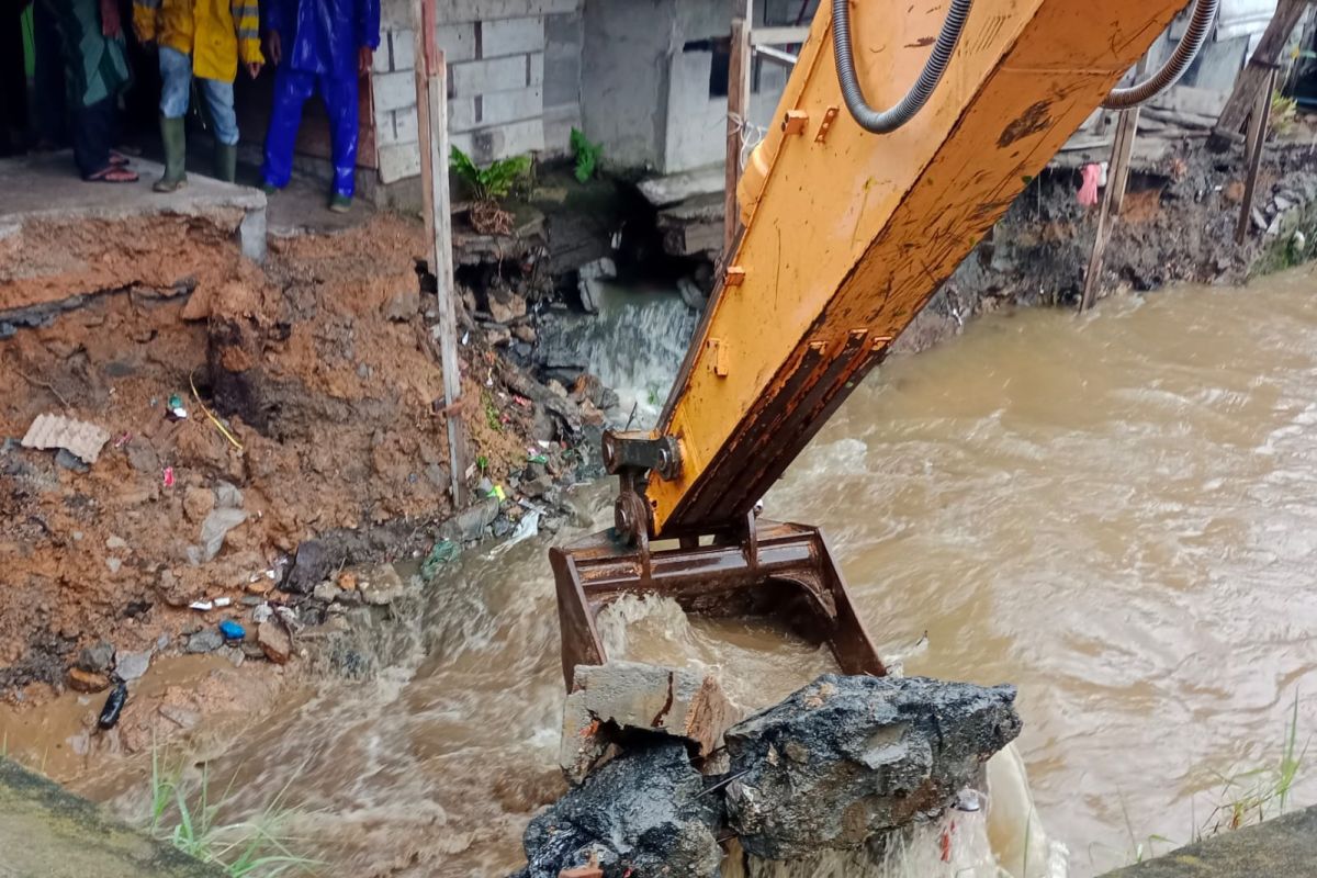 Tergerus luapan banjir, dua rumah warga di Aceh Tengah ambruk