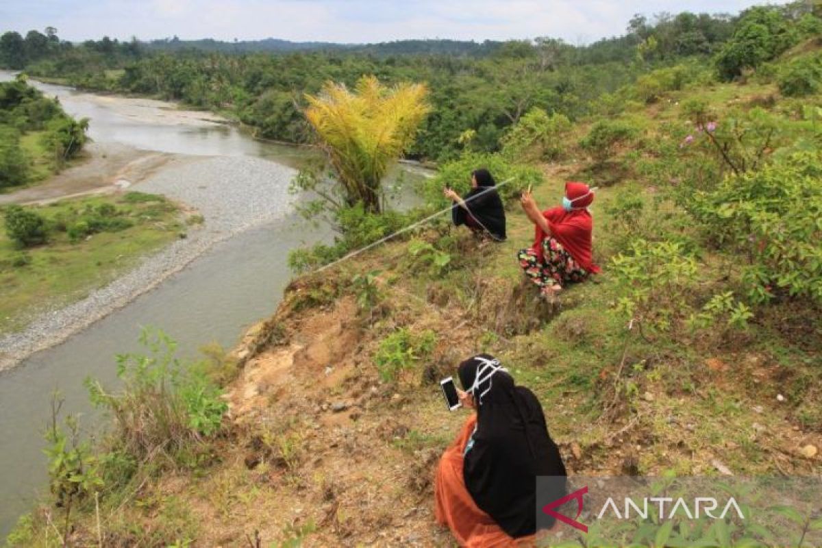Sebagian wilayah Aceh gelap gulita: Warga naik gunung cari sinyal hingga berebut colokan genset