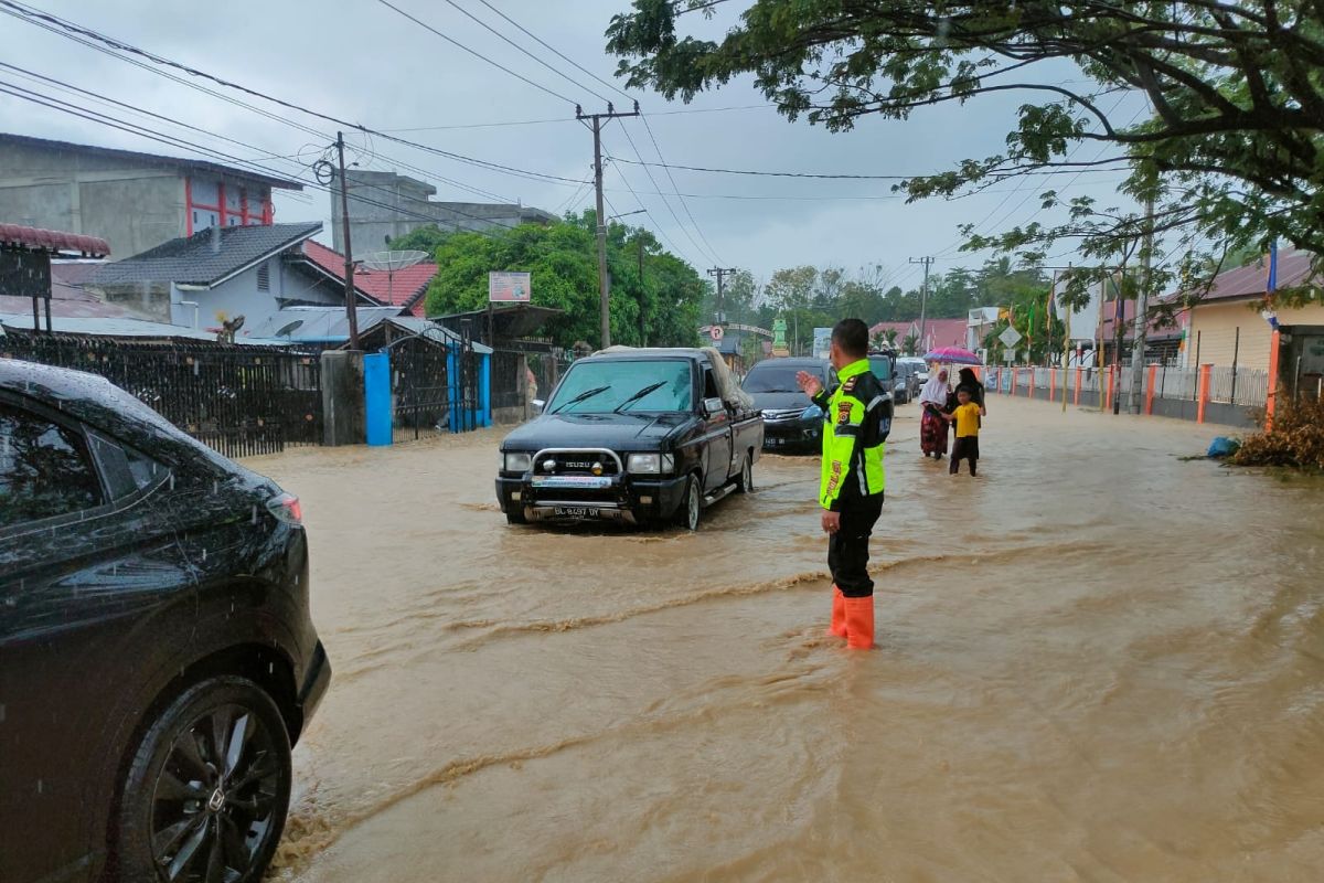Banjir rendam jalan di Pidie Jaya akibatkan pengendara harus hati-hati