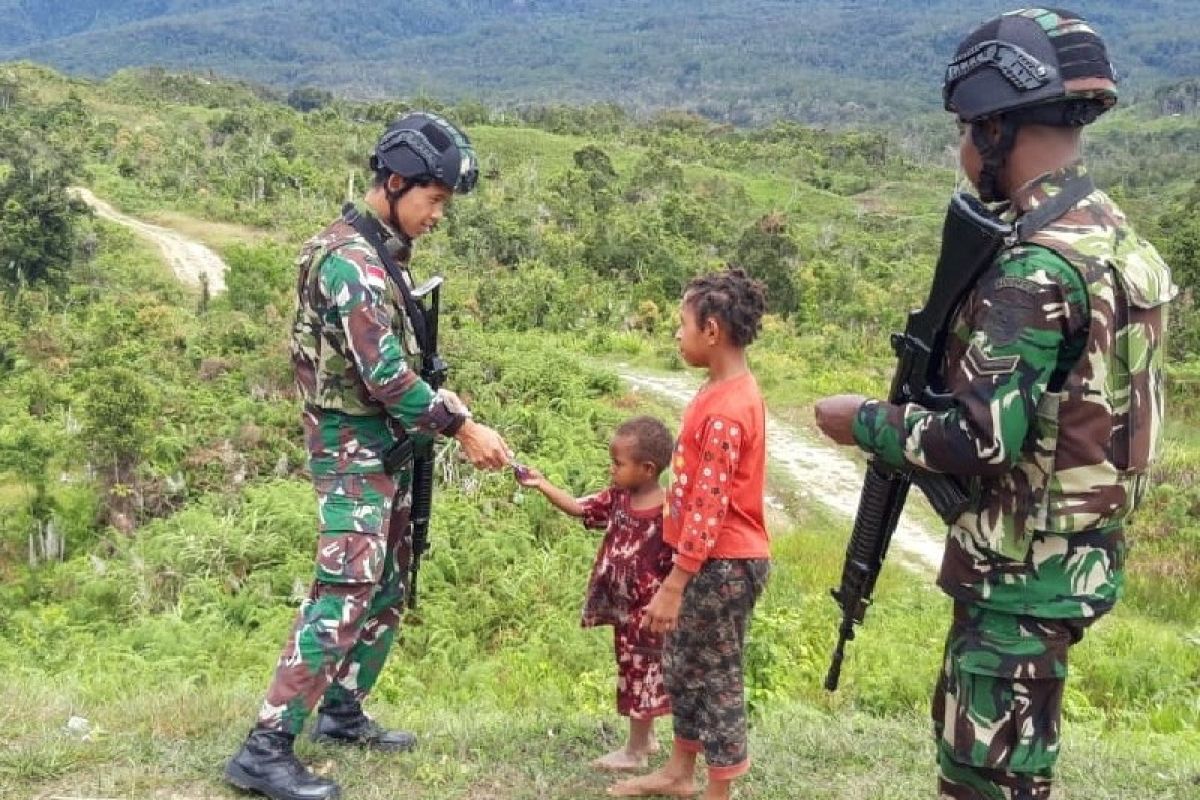 Prajurit TNI ajak masyarakat Serambakom ikut menjaga keamanan