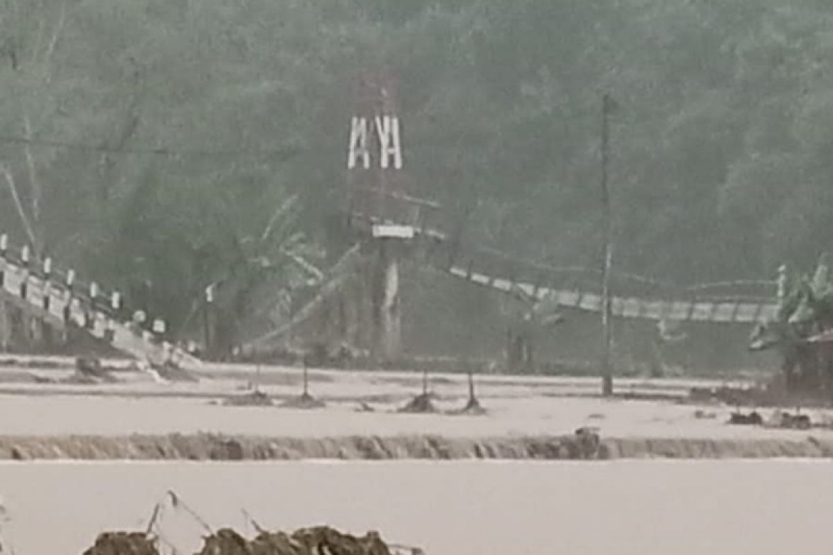 Hujan deras akibatkan banjir dan longsor di selatan Garut