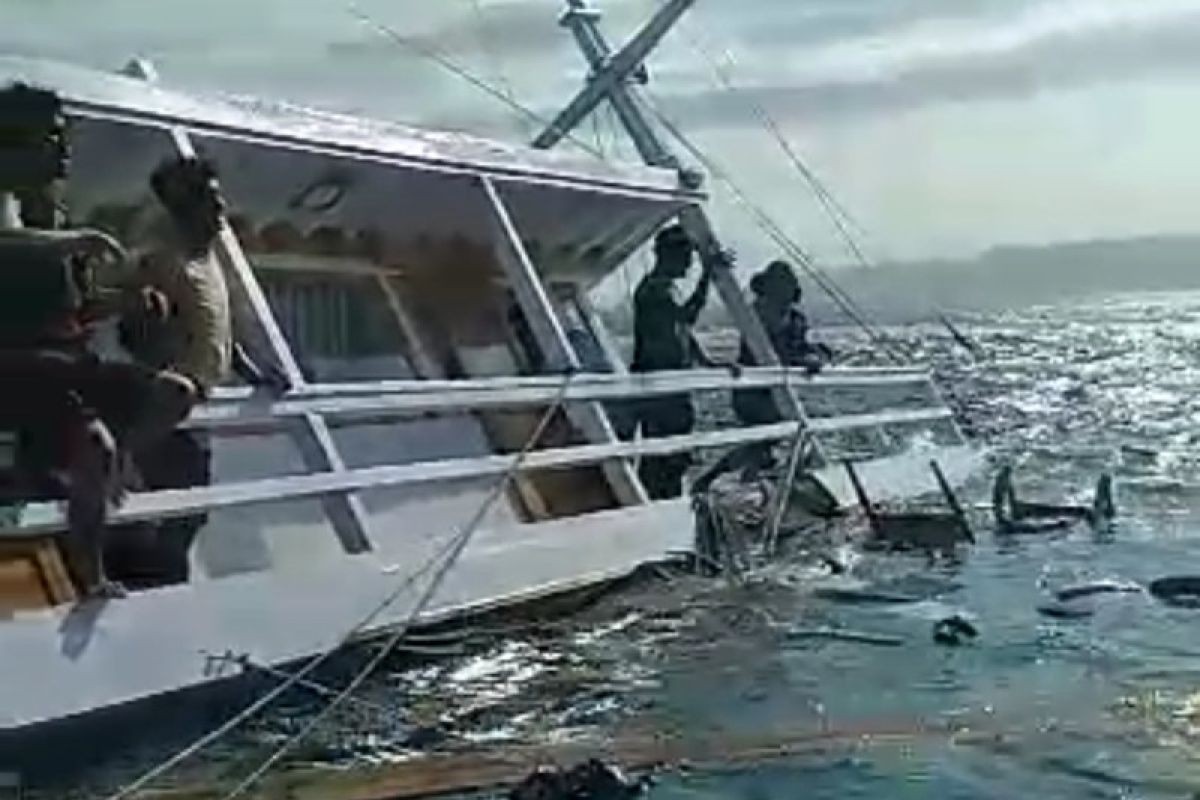 Tim SAR gabungan evakuasi penumpang kapal tenggelam di Labuan Bajo