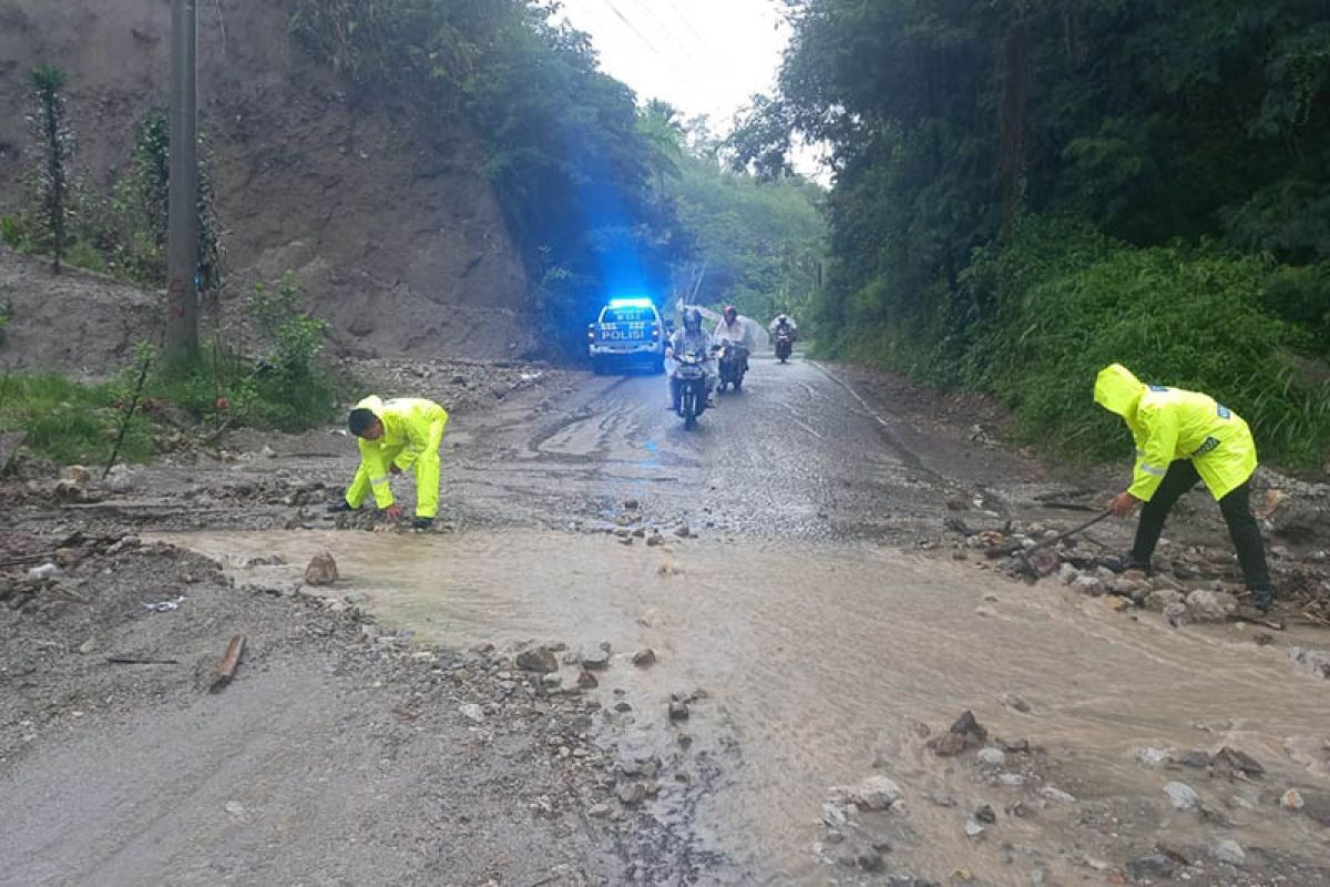 Polisi kerahkan personel atasi longsor di Jalan Takengon-Bireuen Aceh
