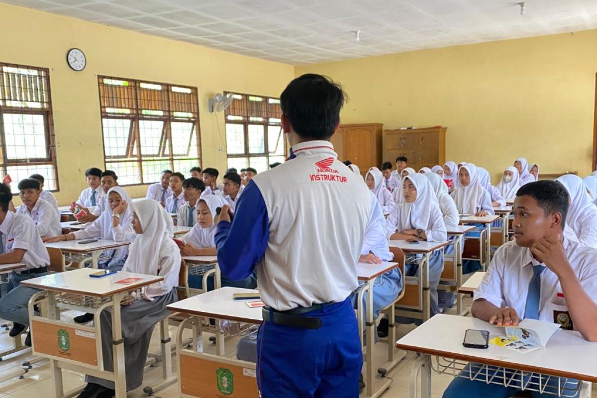 Honda Kalbar edukasi safety riding pelajar SMA N 2 Sungai Kakap