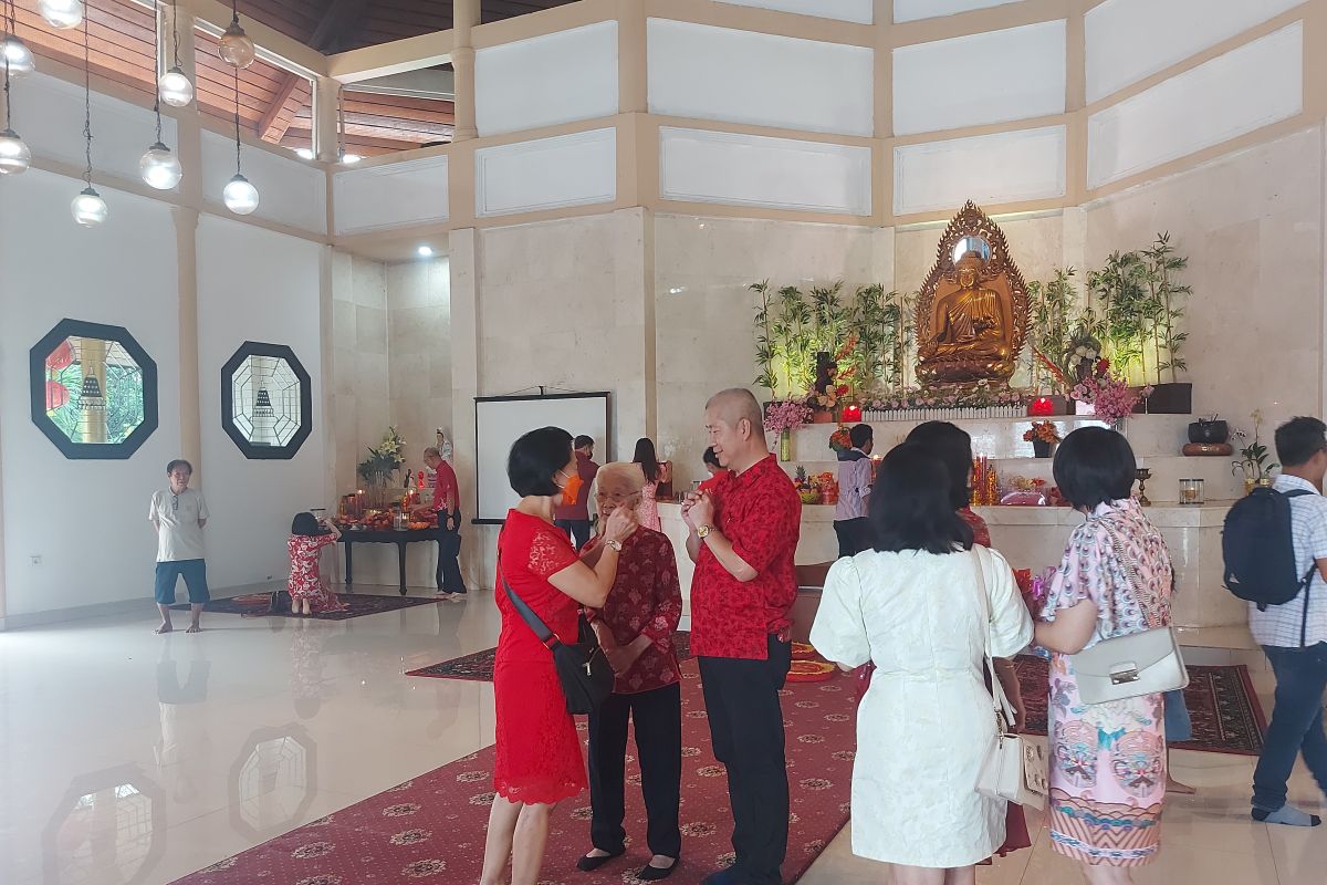 Biksu Vihara Arya Dharma ajak warga bangun Papua