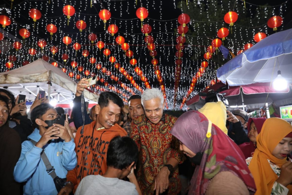 Ganjar Pranowo kunjungi kelenteng pada malam perayaan Imlek