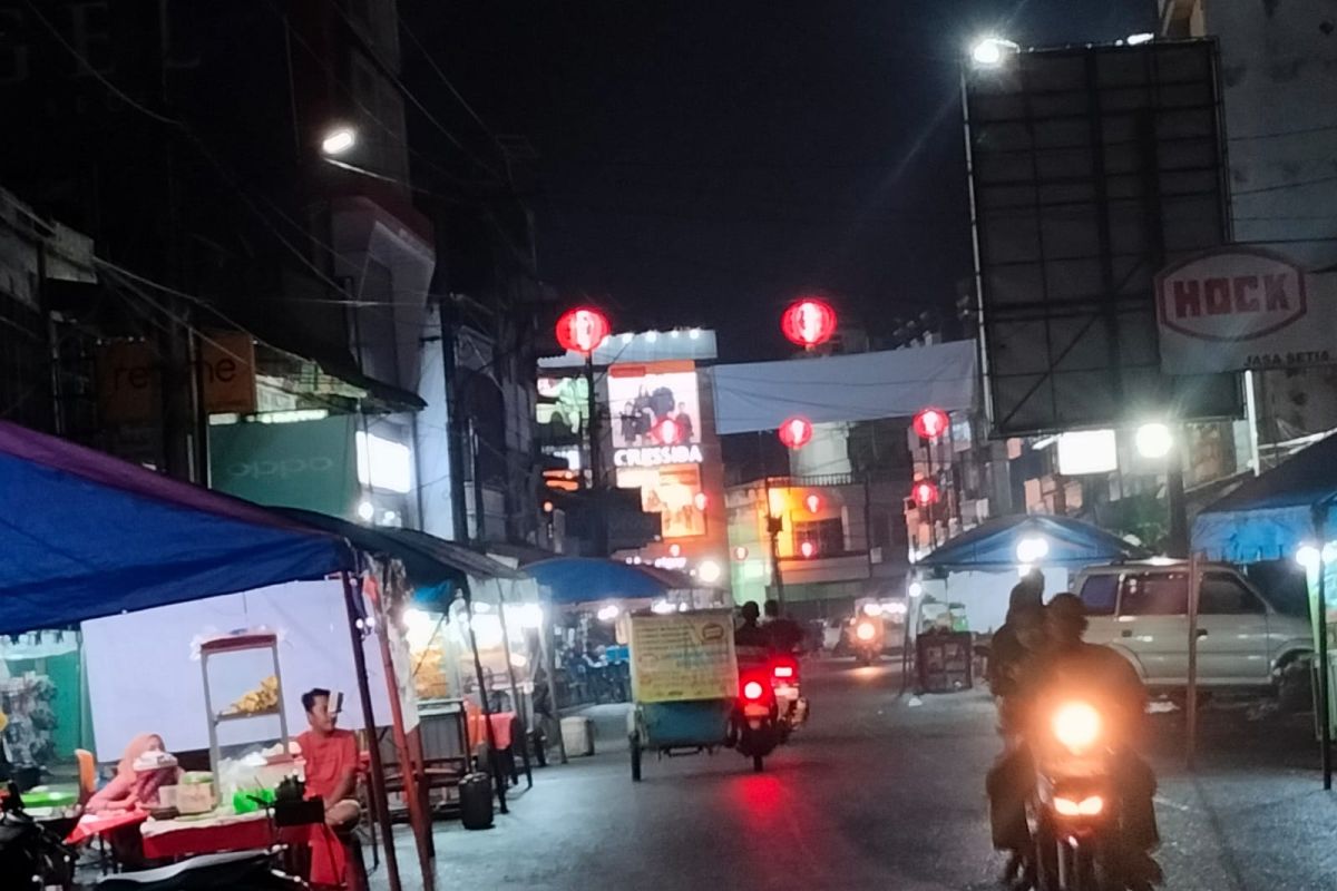 Dishub Langkat pasang lampu lampion sambut Imlek